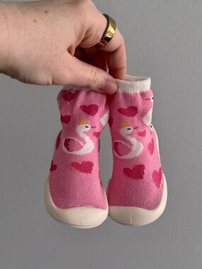 Nuby Snekz Rubber Sole Sock Shoes in Pink Swans NIB 5.5 (7-14M)